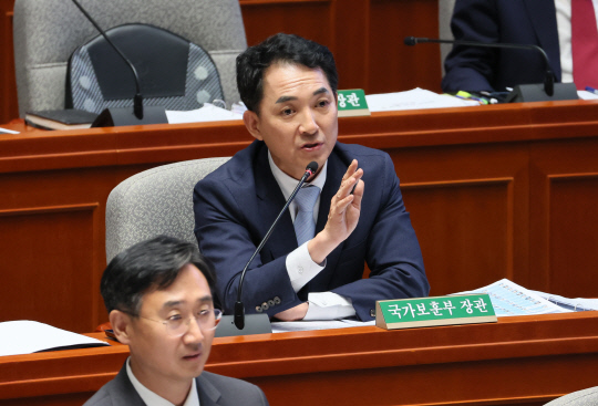 박민식 국가보훈부 장관이 30일 국회에서 열린 예산결산특별위원회 전체회의에서 의원 질의에 답변하고 있다. 연합뉴스.